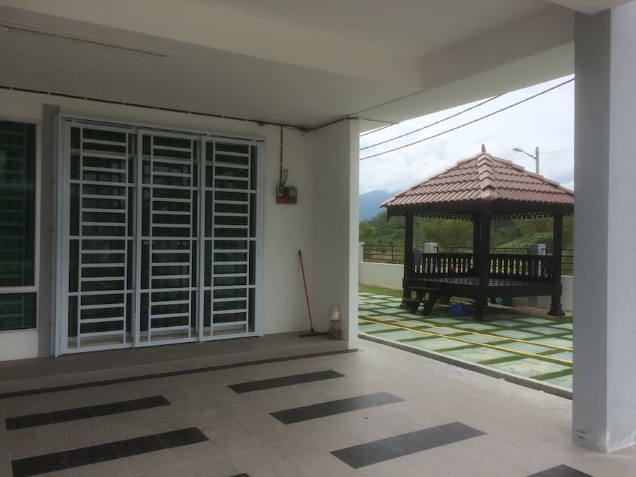 Front sliding door & parking space (2 cars can fit)
