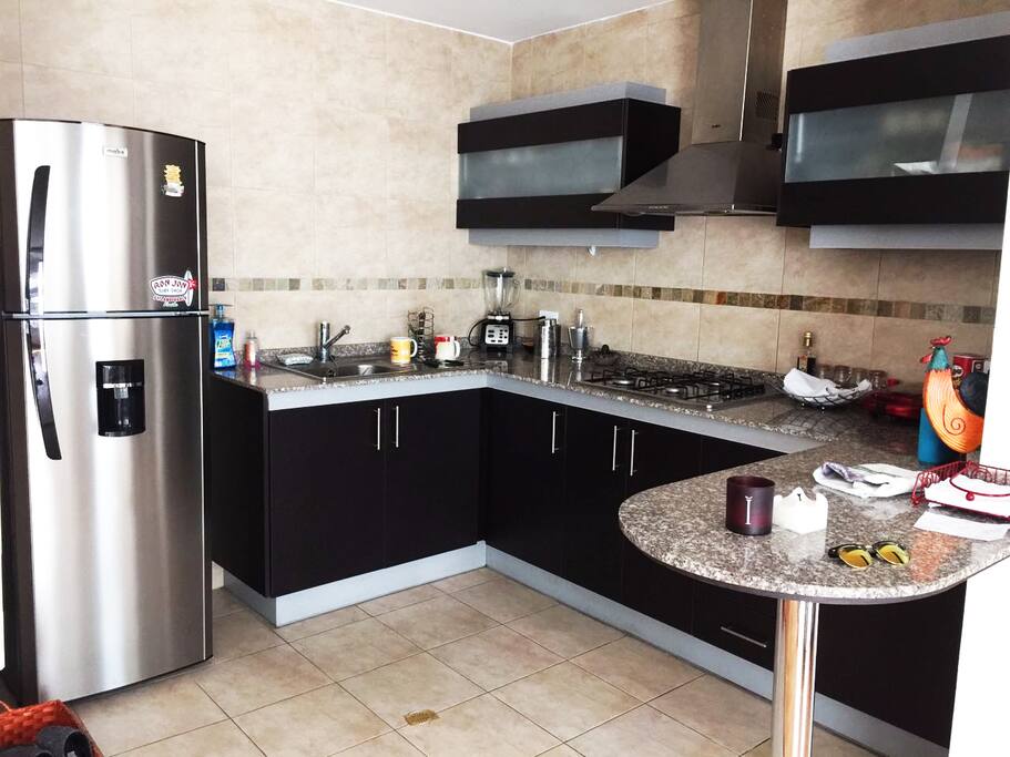 Cocina a gas con extractor de olores y utensilios completo