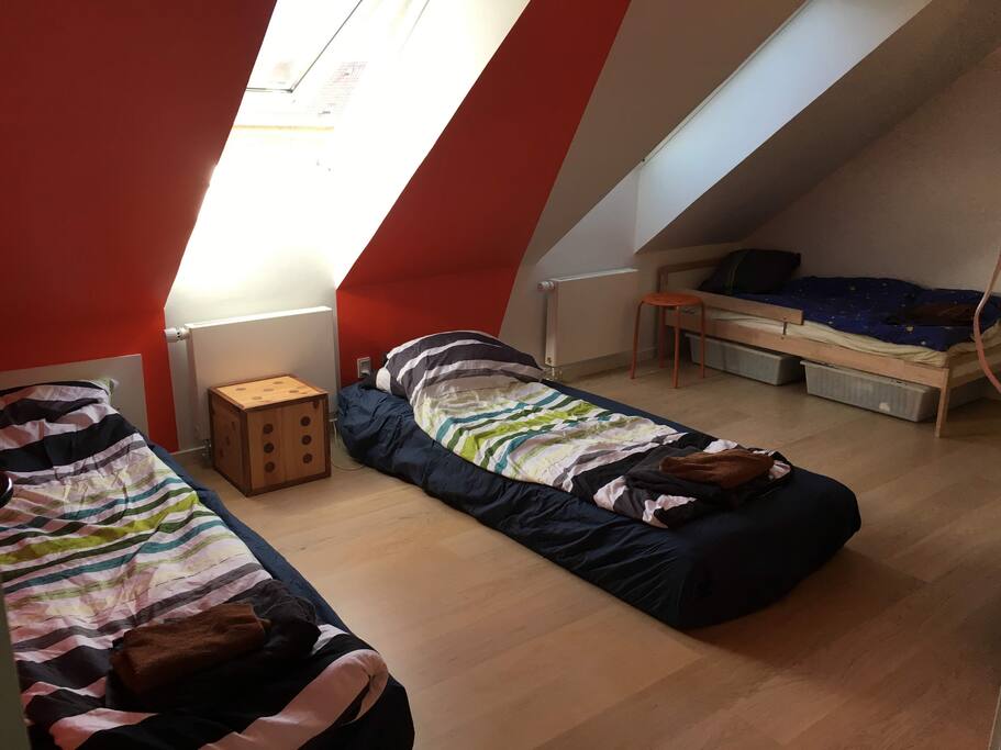 Kidsroom with two matresses on the floor and a kidsbed ( 160 cm) /Børneværelse med to madrasser på gulvet og en børneseng 160 cm