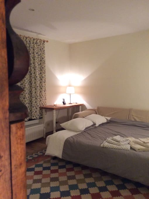 La chambre double du bas. The double bedroom downstairs