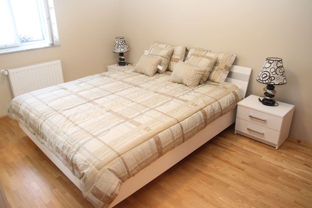 Bedroom - Queen bed