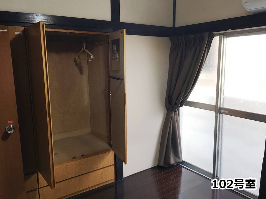 各部屋に窓が有り風が入り衛生的である。
There is a window in each room, wind enters and it is hygienic.
各部屋は鍵が有り個室である。
Each room has a key and is a private room.