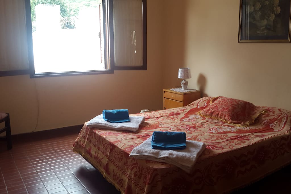 Habitación cama dos plazas.
