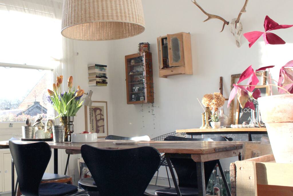 A big table to eat or work at