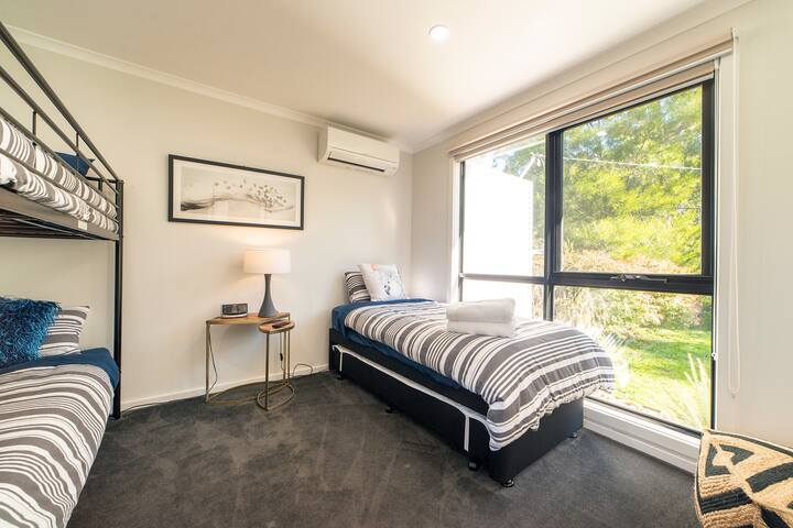 เตียง Trundle แปลงเป็นเตียงคู่ระบบทำความร้อนและความเย็นแบบแยกส่วนพร้อมหน้าต่างกระจกสองชั้นเพื่อความสะดวกสบายของคุณ