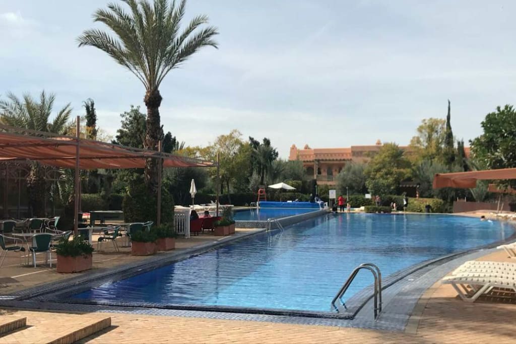 Seconde piscine deux bassins avec restaurant