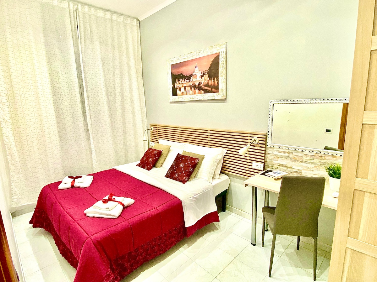 Druhá spálňa s 2 oddelenými lôžkami alebo manželskou posteľou, písací stôl so zrkadlom a klimatizáciou