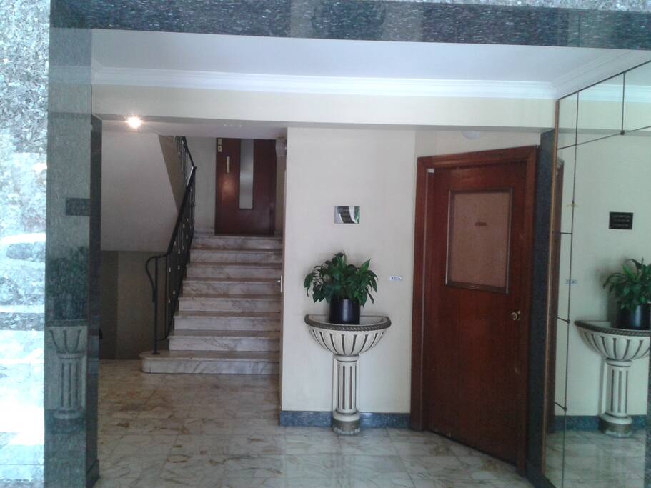 - hall d'entrée de l'immeuble