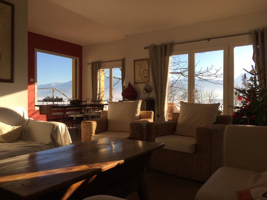 Vue sur les massifs depuis le salon
