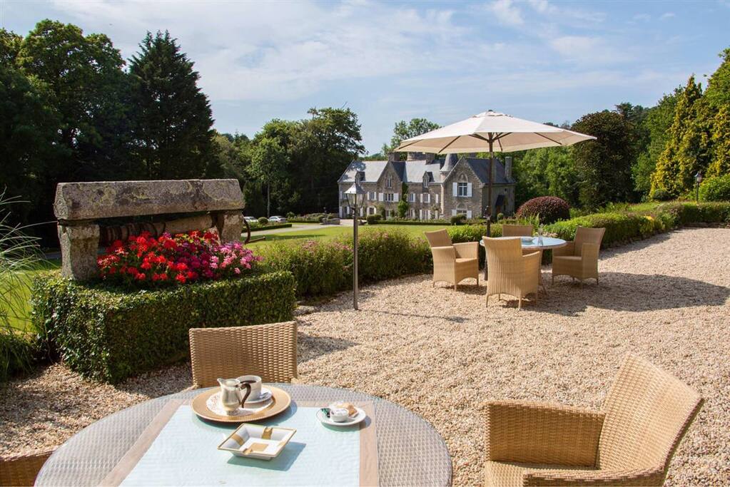 Grande terrasse dominant le parc et le château voisin