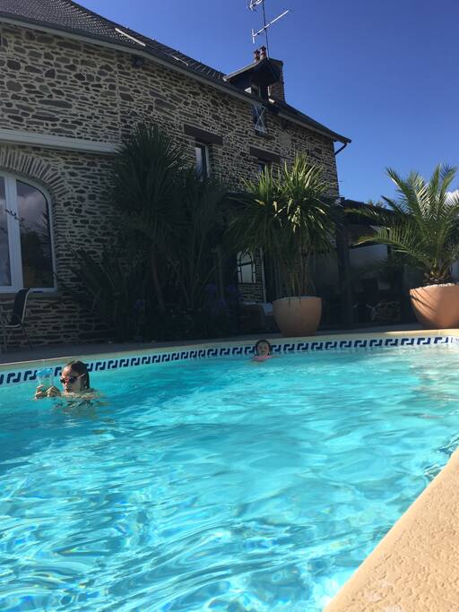 la piscine chauffée (29,30 degrés) nage à contre courants et abris rétractable.