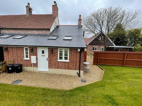 The Old Pumphouse- Restored One Bedroom Cottage