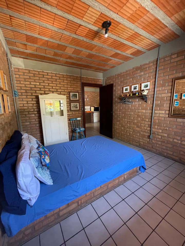 غرفة بسرير مزدوج