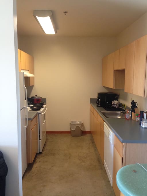 Kitchen: Oven, washing machine, pots and pans