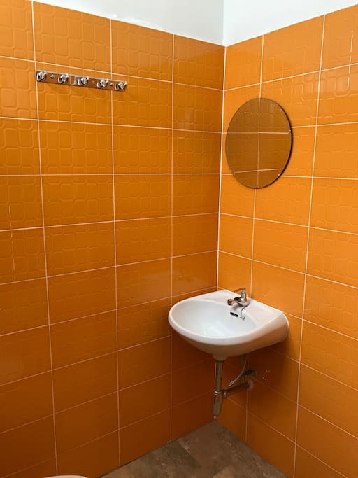 Freshen up with the lively tones of tangerine bathroom.Yr day is gonna be great.