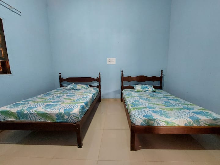 Rum med två dubbelsängar och enkelsängar. Rummet är mycket stort och luftigt. men på fotot ser det litet ut. Men det är  enormt. 