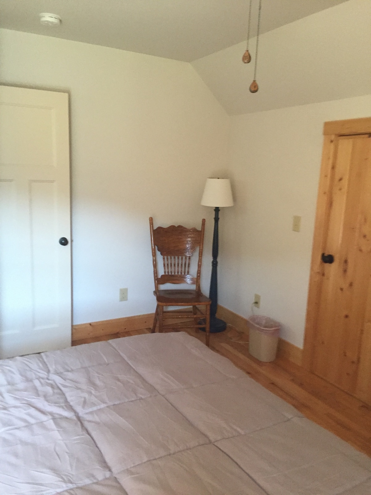 Het kingsize bed met een matrastopper van 2 inch maakt slapen een droom!