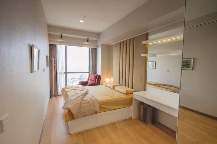 ห้องนอนใหญ่พร้อมวิวสวยเก้าอี้นอนและโต๊ะเครื่องแป้ง