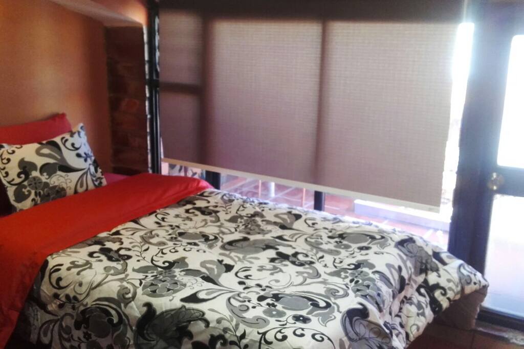 Dispone de cama sencilla, estante para ropa, un sillon, y una pequeña mesa.