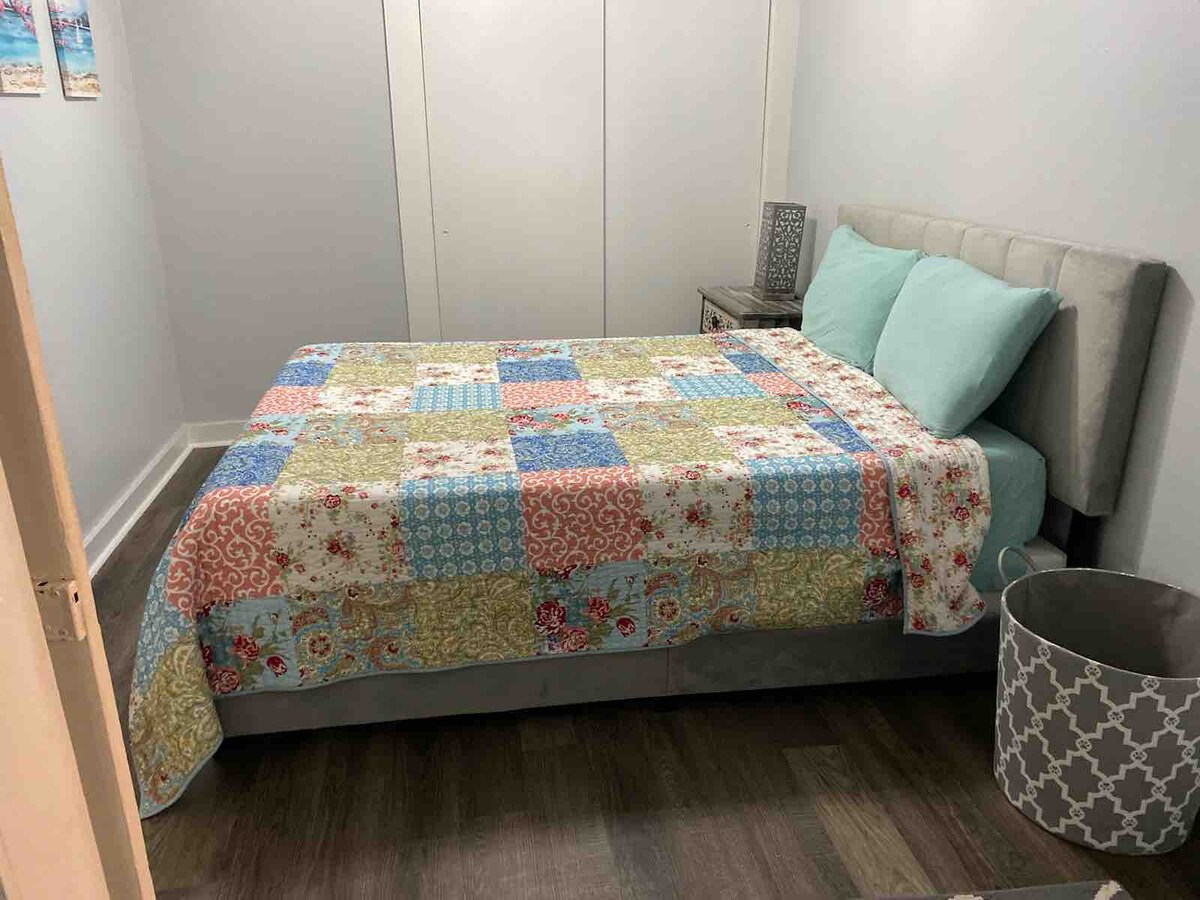 Manželská posteľ, žiadne dvere sa otvárajú do slnečnej miestnosti. Uzavreté na jednej strane s dlhým dvojitým závesom pre súkromie.