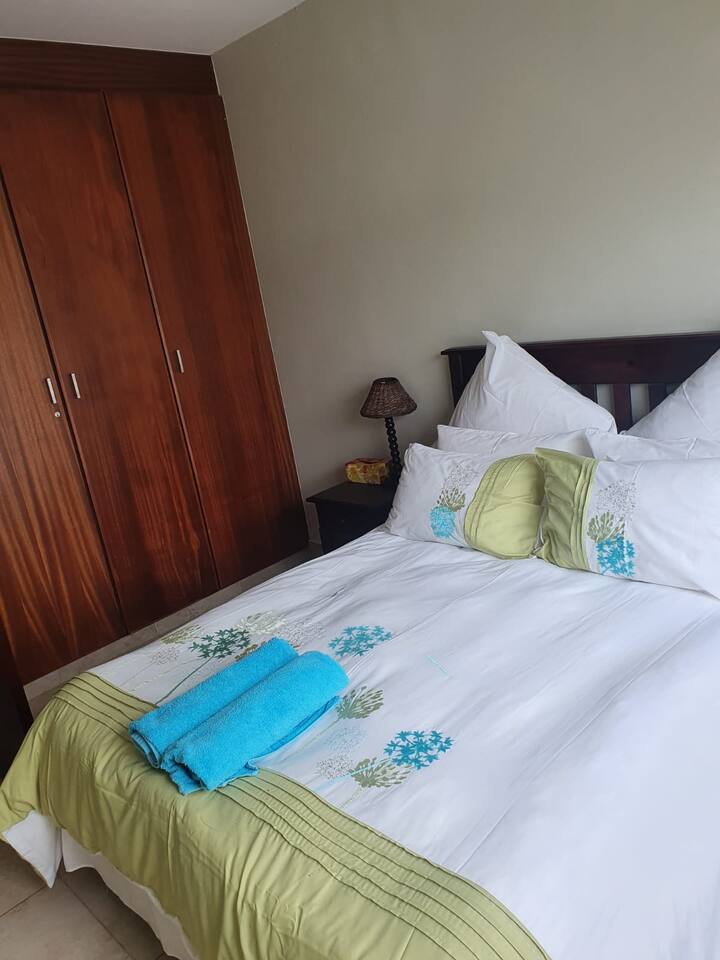 חדר שינה עם מיטת קווין סייז