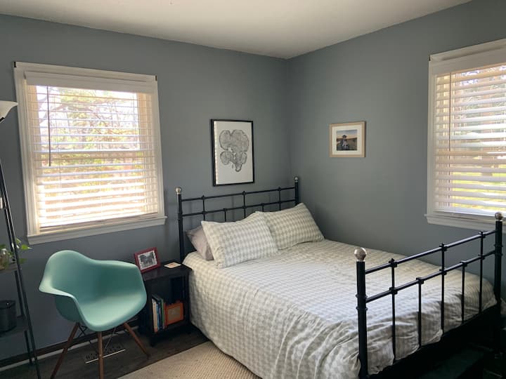 Bedroom w/ full size bed