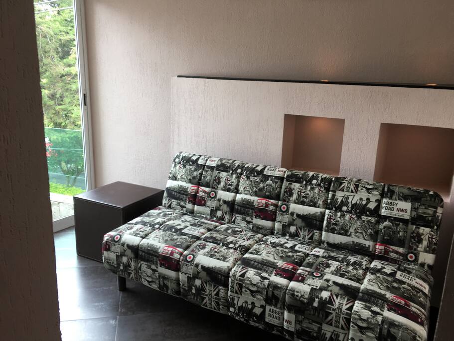 Bonito y cómodo sofá cama dentro de la habitación