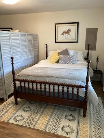 سرير بحجم كوين مع غطاء علوي من الإسفنج المرن