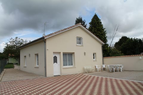 House 100 meters from the JONZAC thermal baths