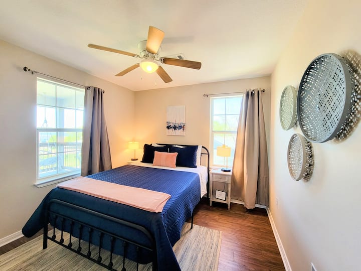 Спална соба 2 со брачен кревет (се наоѓа на горниот кат и има поглед кон езеро/балкон)