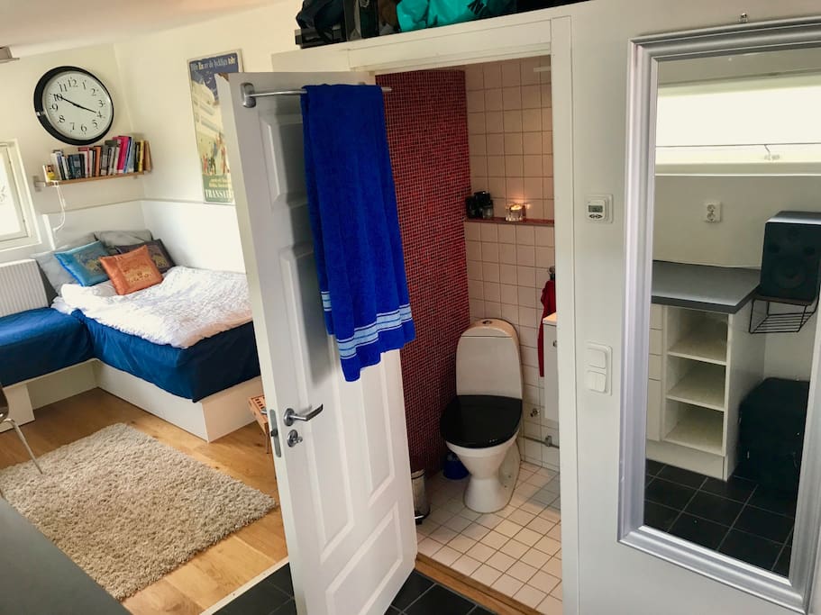 Bathroom w shower.