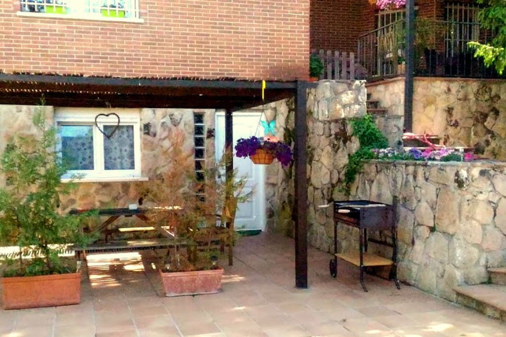 Entrada apartamento con cenador y barbacoa