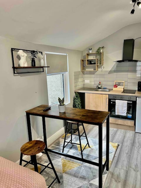 Top performing Airbnb: DVM escape Flat 2 in Frome Vale