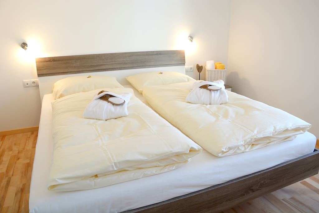Gemütliches Doppelbett mit 2 Einzelmatratzen