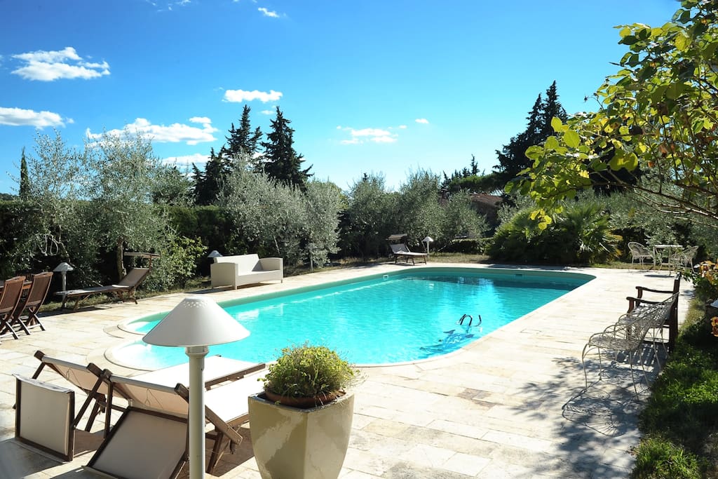 LUXURY POOL AND KITCHEN