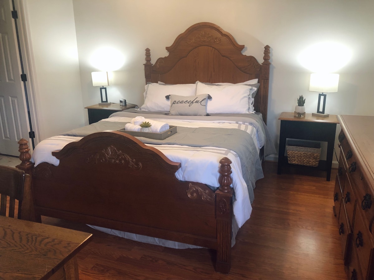 标准双人床、充电端口、闹钟