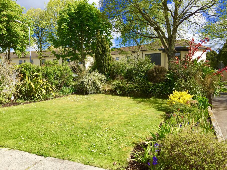 Front garden with seating (not pictured)