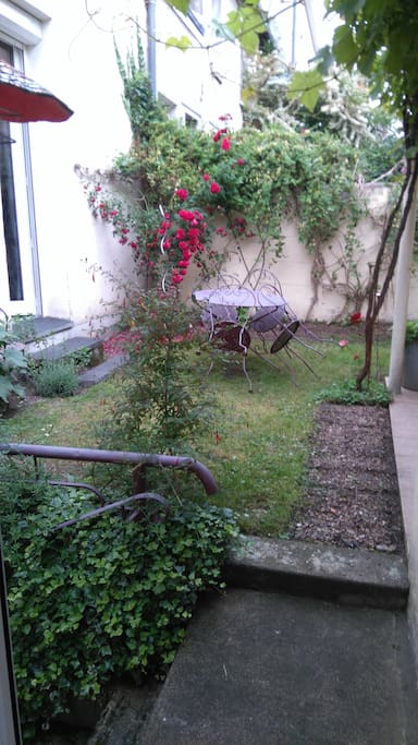 Accès petit jardin de ville donnant plein sud