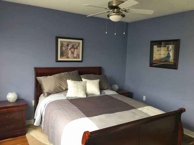 Private Room in Beautiful Home in Schomberg (A)