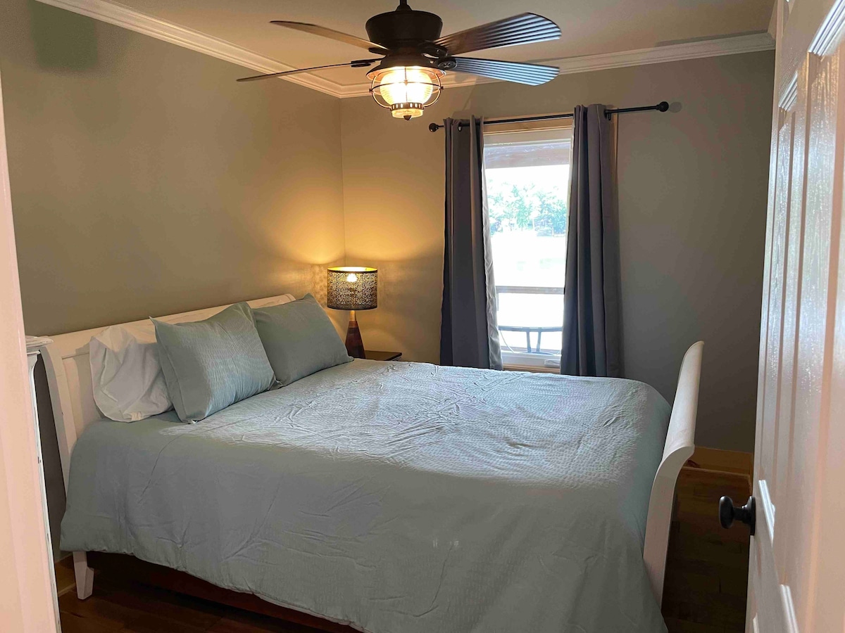 ห้องนอนเล็ก #2 ชั้นหลักพร้อมโต๊ะข้างและหีบสำหรับเก็บของ 