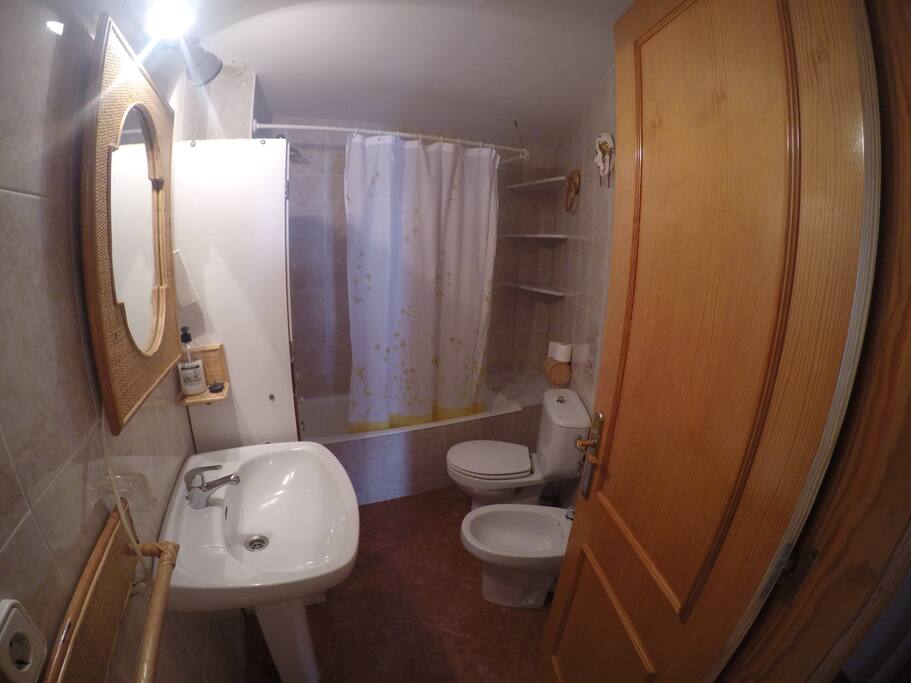 Badezimmer mit Dusche, Badewanne und Toilette