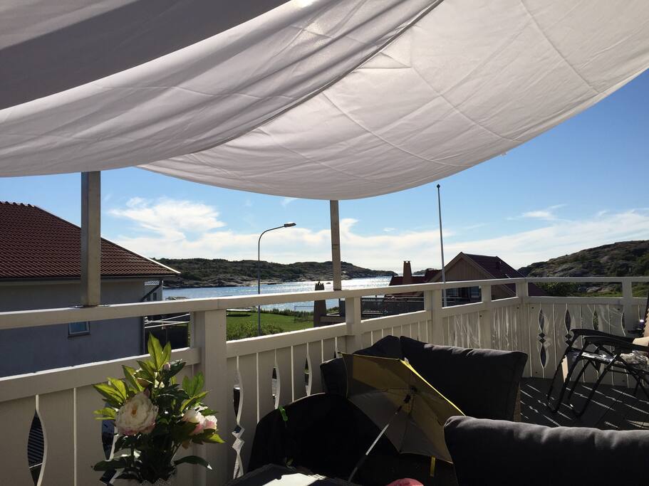 Generös balkong med mycket sol och som är utrustad med loungemöbler.