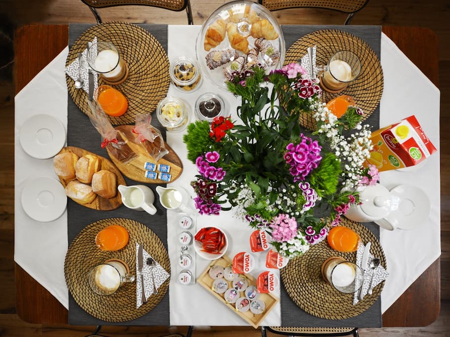 La colazione “dolce” all’italiana è servita nella zona pranzo dell’atelier ogni mattina dalle 8:00 alle ore 9:30.