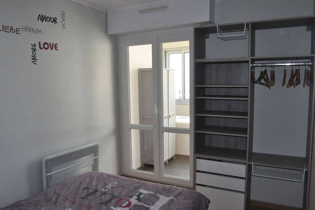 CHAMBRE LIT DOUBLE AVEC PETIT DRESSING