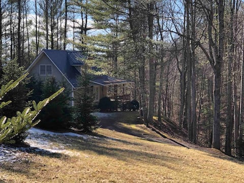 Mtn City House on the Hill, private but convenient