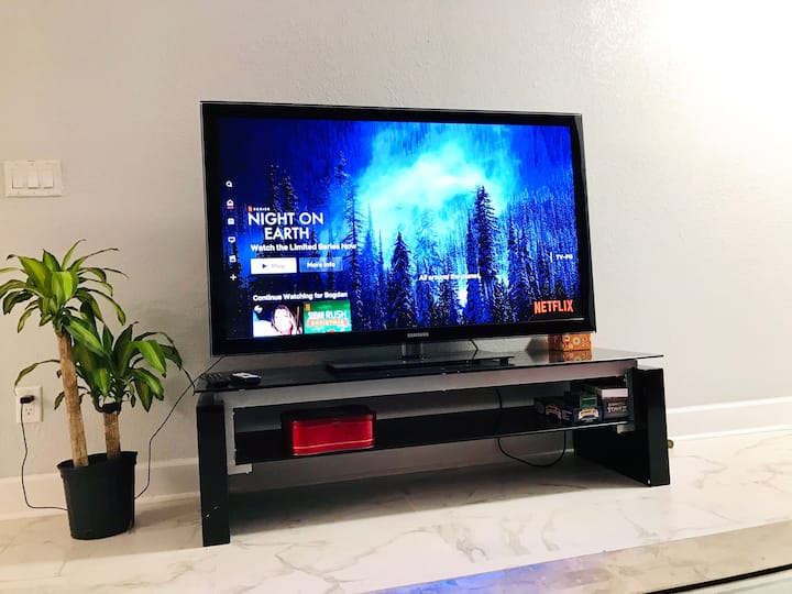Cada habitación tiene su propio televisor de pantalla plana con Netflix, YouTube y Amazon Prime. Puedes pasar tiempo con tu boo o simplemente disfrutando de tu programa favorito. Tenemos plantas dentro y fuera. Por favor, riega los planes si te quedas 3 noches o más. 