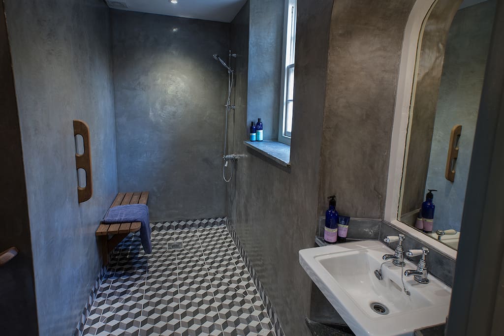 Green room wet room with wheelchair access