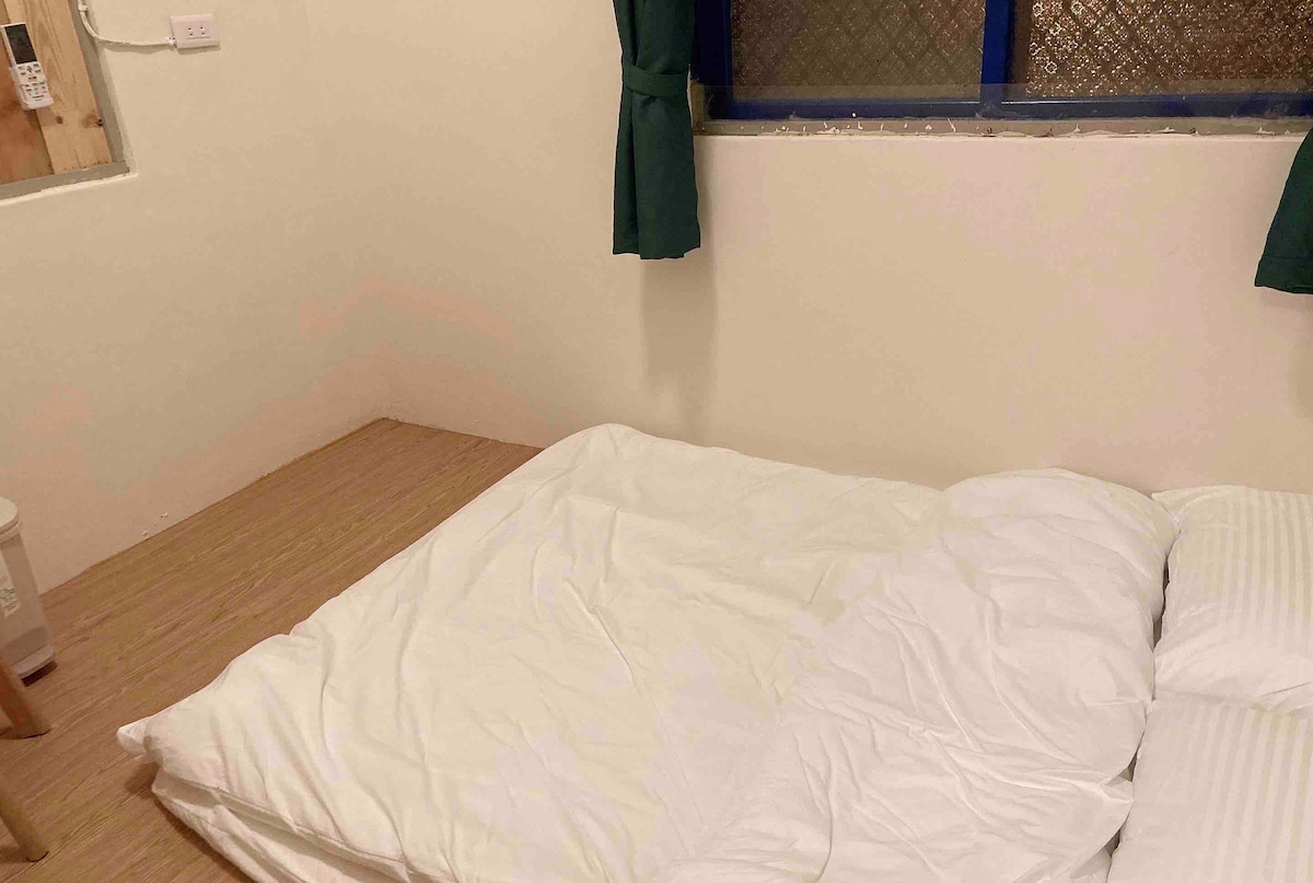 חדר קטן בקומה 2 (מזרן זוגי על הרצפה)