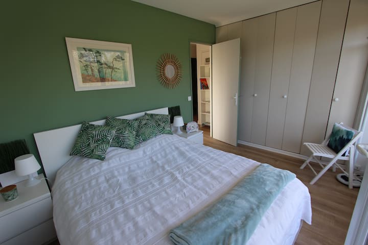 ห้องนอนขนาดใหญ่พร้อมเตียงคู่ 160 ซม. ห้องแต่งตัวขนาดใหญ่มองเห็นระเบียงและต้นไม้เขียวขจี...