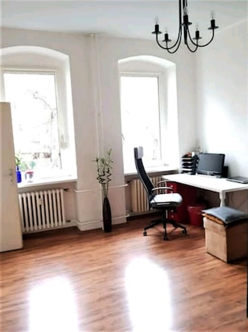Helles Zimmer mit Arbeitsplatz/Bright Room with Working Space